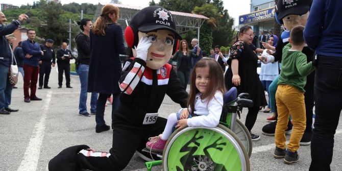 Engelli Polis Çocukları İçin Eğlence