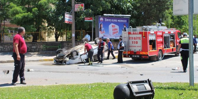 Yolcu Otobüsü İle Otomobil Çarpıştı: 1 Yaralı