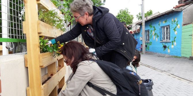 Saksılara Çiçek Ve Sebze Diktiler