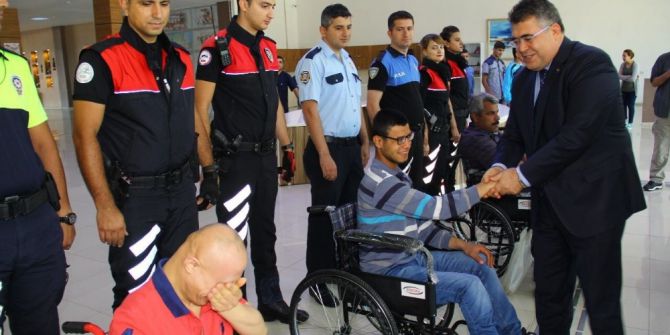 Emniyet Müdürü Engellilere Tekerlekli Sandalye Hediye Etti