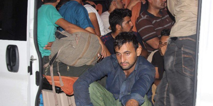 Bayrak Çekilmiş Araçla Mülteci Nakli Polise Takıldı