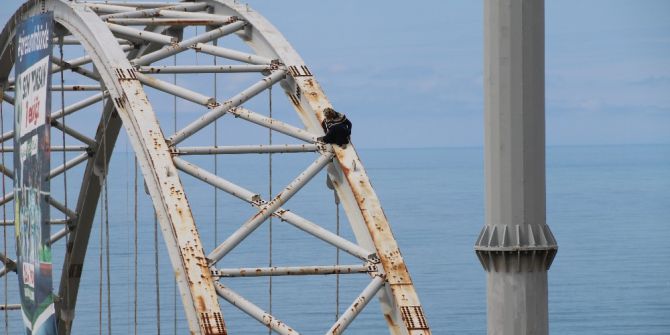 Giresun’da Yaşlı Kadın Üstgeçitte Çıkarak İntihara Kalkıştı.