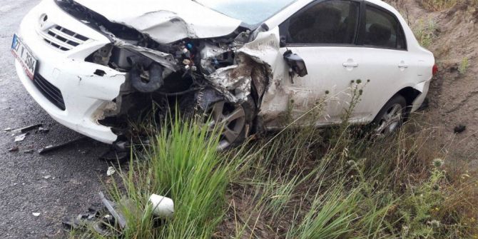 Otomobiller Çarpıştı: 2 Yaralı