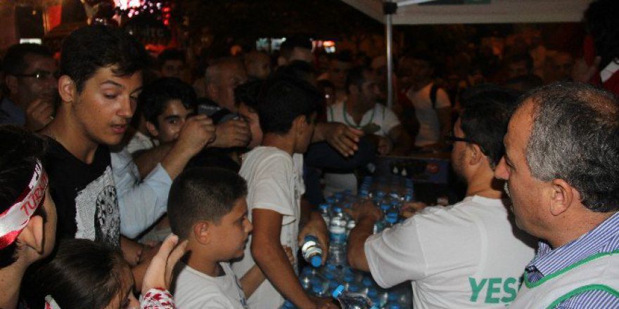 Yeşilay, Bursa’da Demokrasi Nöbetçilerini Yalnız Bırakmadı