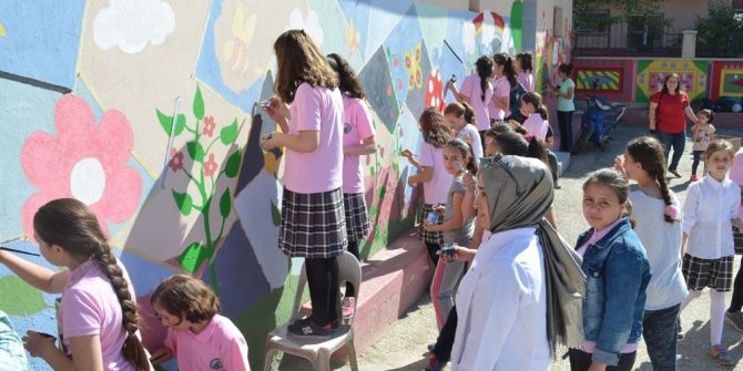 Öğrenciler Okul Duvarlarını Resimleriyle Güzelleştirdiler