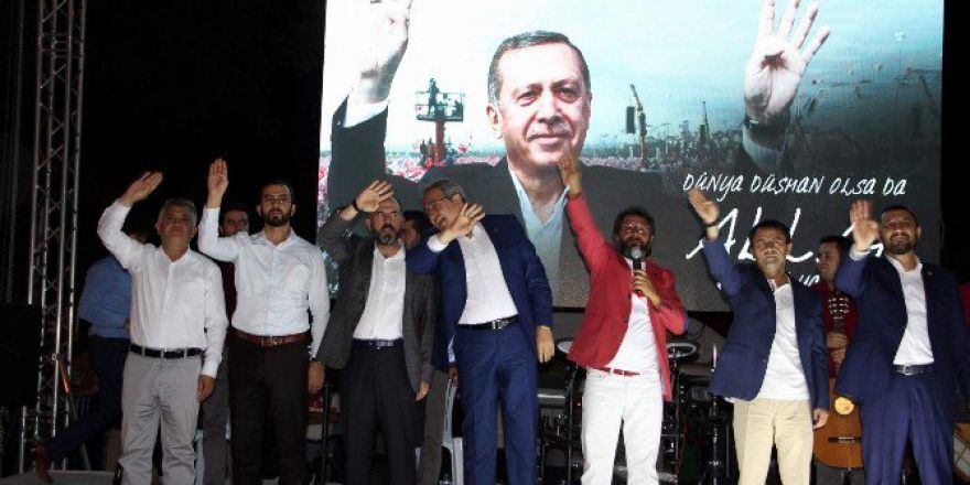 Demokrasi Nöbetinde Protokol Üyeleri İlahi Söyledi