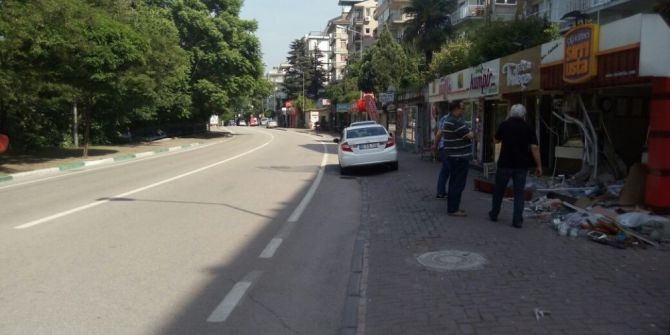 Direksiyon Hakimiyetini Kaybeden Sürücü İki Dükkana Daldı, 3 Kişi Yaralandı