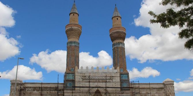 Gökmedrese’deki Çinilerin Asitle Temizlenip Boyandığı İddiası