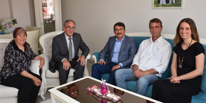 Manisalı Yazar Başkan Çelik’e Kitabını Hediye Etti