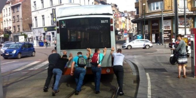 Brüksel’de Arızalanan Yolcu Otobüsünü Vatandaşlar İtti