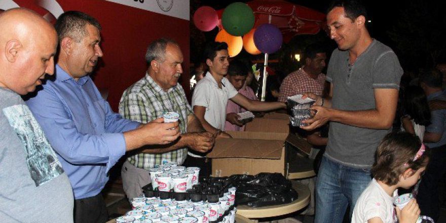 Demokrasi Bekçilerine Pilav Dağıtıldı