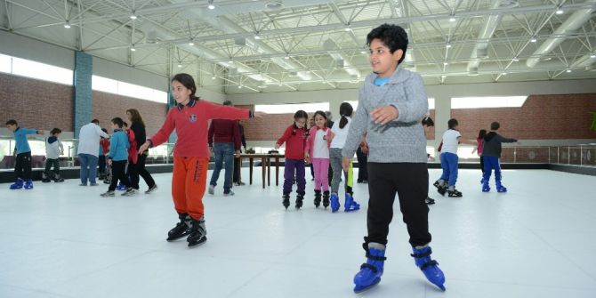 Çocuklar Buz Pateniyle Tanıştı
