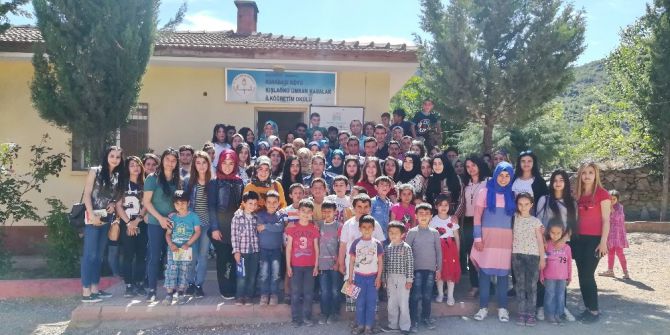 Üniversite Öğrencileri İlköğretim Okulunda Bakım Ve Onarım Yaptı