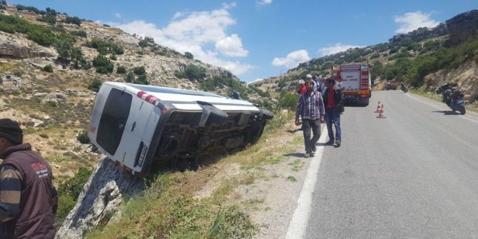 Minibüs, Kaya Parçası Sayesinde Uçuruma Yuvarlanmaktan Kurtuldu