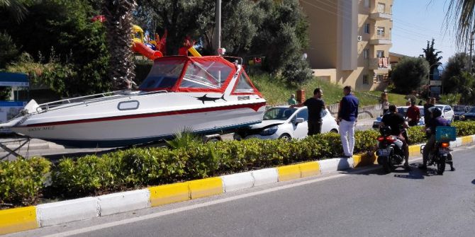 Kuşadası’nda Bulvarda Seyir Halindeki Bir Otomobile Yat Çarptı