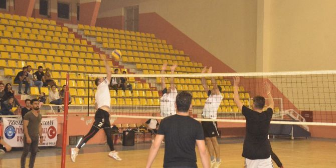Siverek’te Düzenlenen Voleybol Turnuvası Sona Erdi