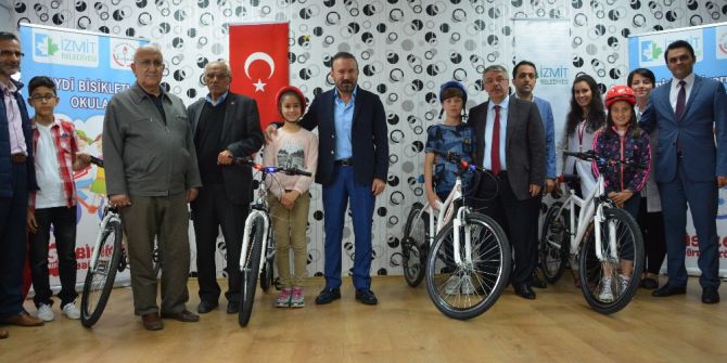 İzmit Belediyesi, 283 Öğrenciye Bisiklet Hediye Etti