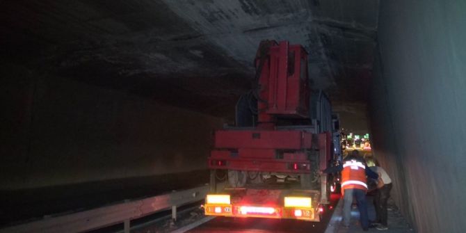 İş Makinesi Taşıyan Tır Köprüye Takıldı