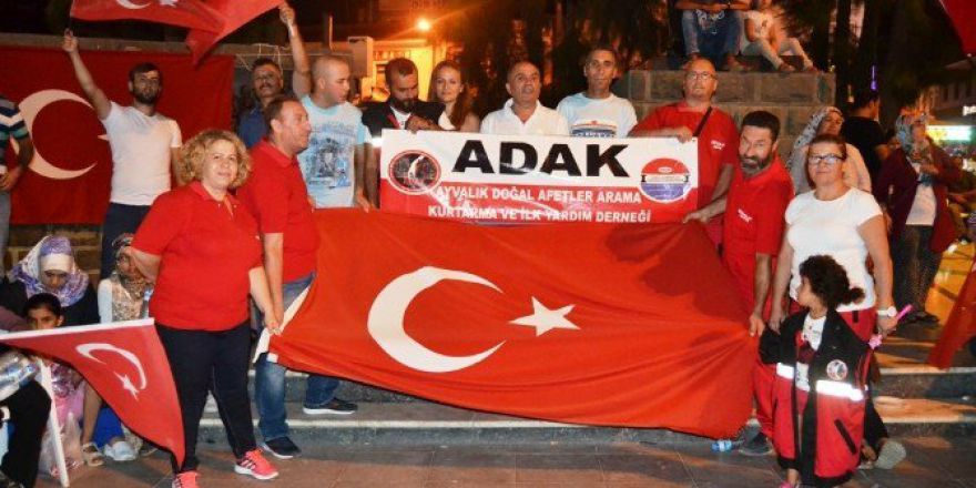 Ayvalık’ta Demokrasi Nöbetleri Sürüyor