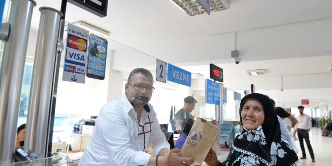 Muratpaşa Veznelerinde Çiçek Sürprizi