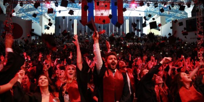 Anadolu Üniversitesi 2017 Mezunlarını Coşkuyla Uğurladı