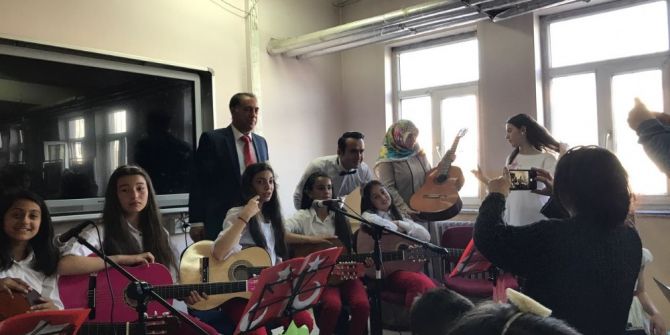 Kadir Has Ortaokulu Öğrencilerinden Resim Sergisi