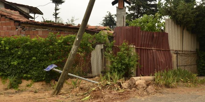 Kırık Telefon Direği Tehlike Saçıyor