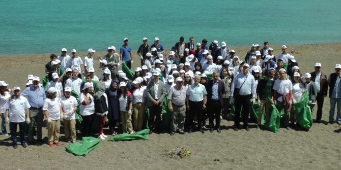 Karadeniz Sahillerini Onlarca Öğrenci Temizledi