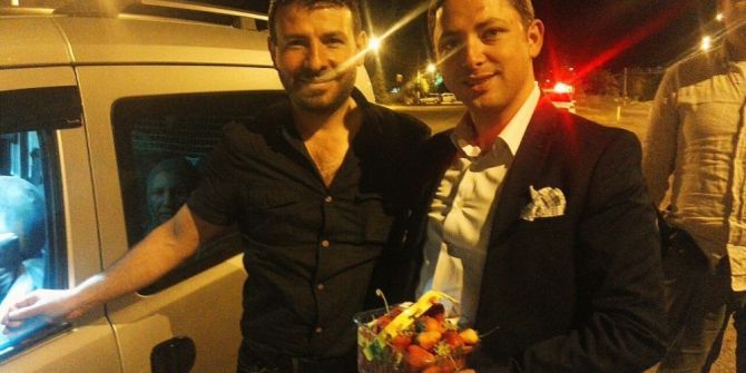 Kaymakam, Sürücülere Çilek İkram Etti