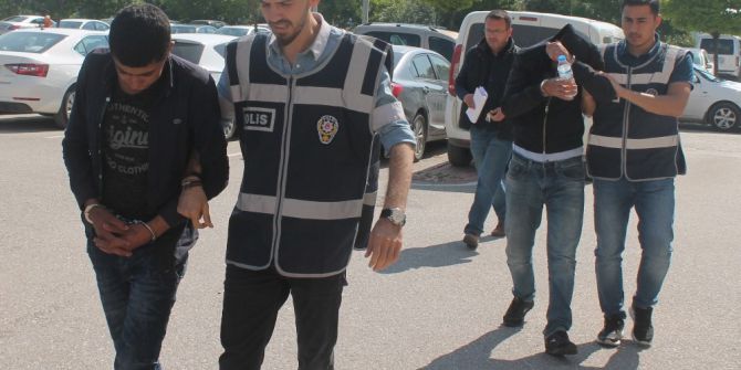 Otomobil Çalıp Parkta Çekirdek Yerken Yakalanan Şüpheliler Tutuklandı