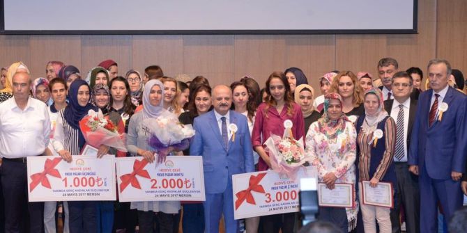 Genç Girişimci Kadınlar Sertifikalarını Vali Çakacak’ın Elinden Aldı