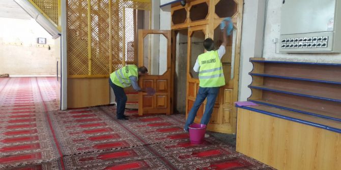 Silvan’daki Camilerde Ramazan Temizliği