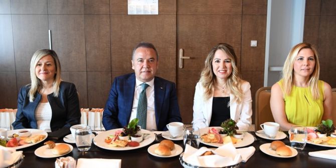 Başkan Böcek Antikad’ın Konuğu Oldu