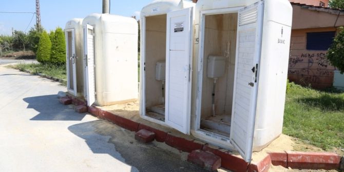 Mezitli Sahilindeki Seyyar Tuvaletler Ve Çöp Kutuları Kırılarak Tahrip Edildi