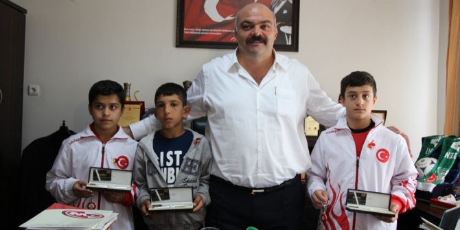 Mahmut Demir’den Başarılı Güreşçilere Altın Ödül