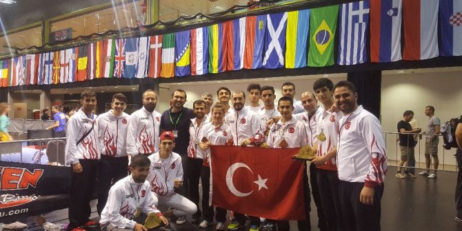 Kick Boks Şampiyonası Sporcuları Madalya Yağmuruna Tutuldu