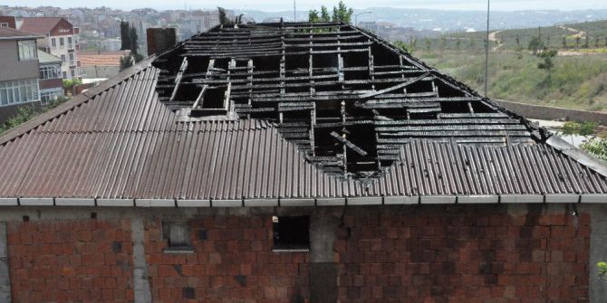 Metruk Binanın Çatısı Alev Alev Yandı