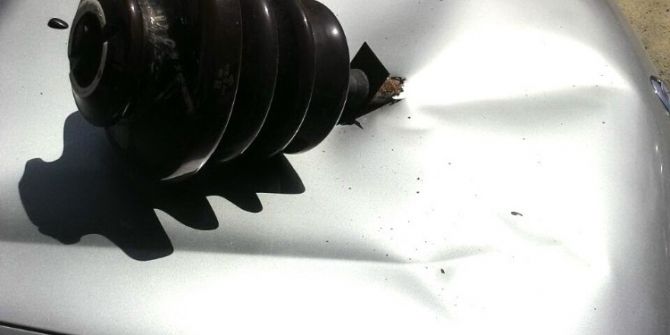 Elektrik İzolatörü Otomobilin Motor Kaputuna Saplandı