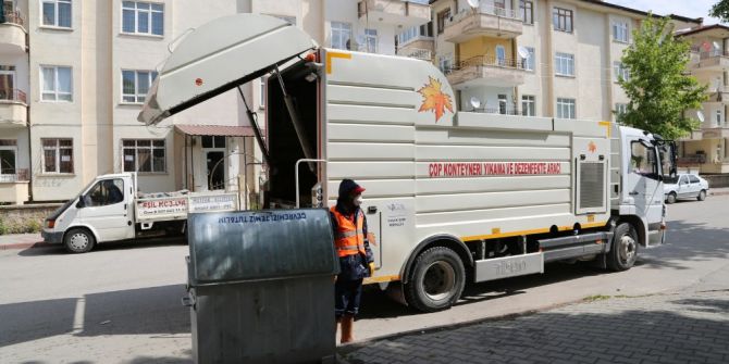 Niğde Belediyesi Çöp Konteynırlarını Temizliyor
