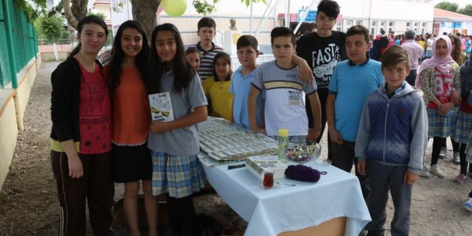 Küçük Şair İlk Şiir Kitabını Okulunda Tanıttı