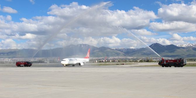 Bb. Erzurumspor’a Havalimanında Coşkulu Karşılama