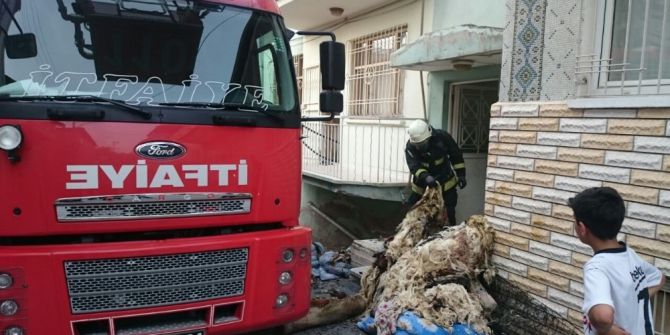 Ev Yangınında 2 Kişi Dumandan Etkilendi