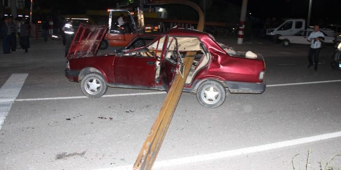 Tır’ın Dorsesindeki Tren Rayı Otomobili Kağıt Gibi Kesti