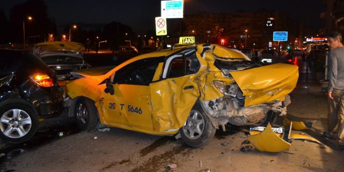 İzmir’de Trafik Kazası:2 Ağır Yaralı