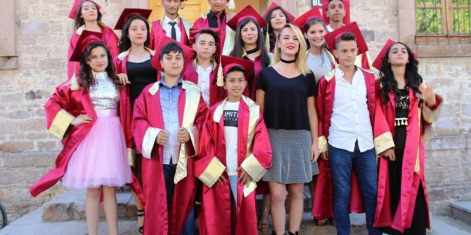 Ayvalık Gazi Ortaokulu’nda Kep Fırlatma Heyecanı