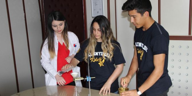 Öğretmenlerinin Annesi İçin Çörek Otu İle Kemoterapi Kürünü Azalttılar, Yarışmada Dünya İkincisi Oldular