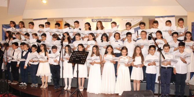 Öğrencilerin Mezuniyet Sevinci