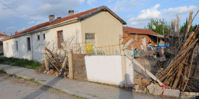 Dışarıdan Sağlık Ocağı, İçeriden Ev