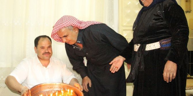 Yaş Pasta Yerine Çiğköftenin Üzerindeki Mumları Üfleyip Doğum Gününü Kutladı