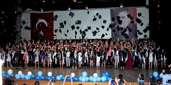 Sağlıkçıların Mezuniyet Sevinci